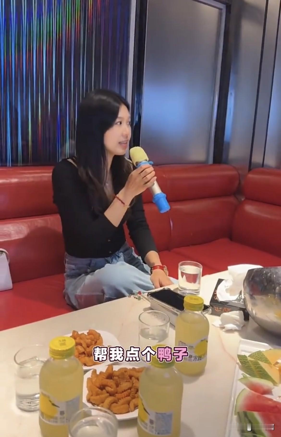 真是好姐妹，差一点就出门了！
一名女孩和闺蜜到KTV唱歌，她叫闺蜜帮点一首“鸭子