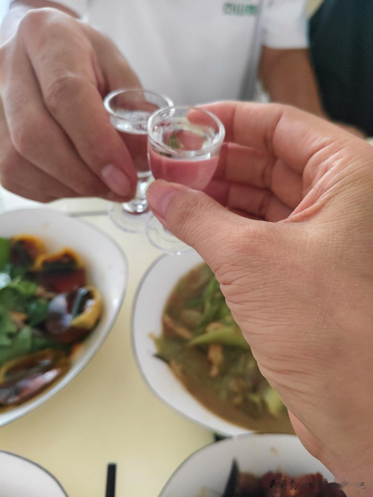 我儿子结婚时，婚礼的前一天，我娘家人和婆家人都没来帮忙。

而且，我哥哥还打电话