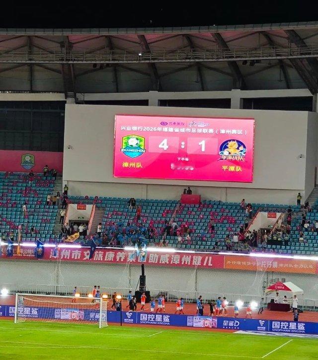 昨天晚上的“闽超”，漳州队主场迎战平潭队，漳州籍的庄宇珊，以及羽毛球冠军欧烜屹，