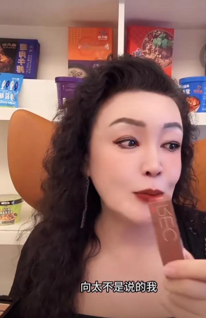 兰姐哪都好，就是话多了点，有人说，向太说你了。兰姐说，向太说的不是我，就是黑粉带