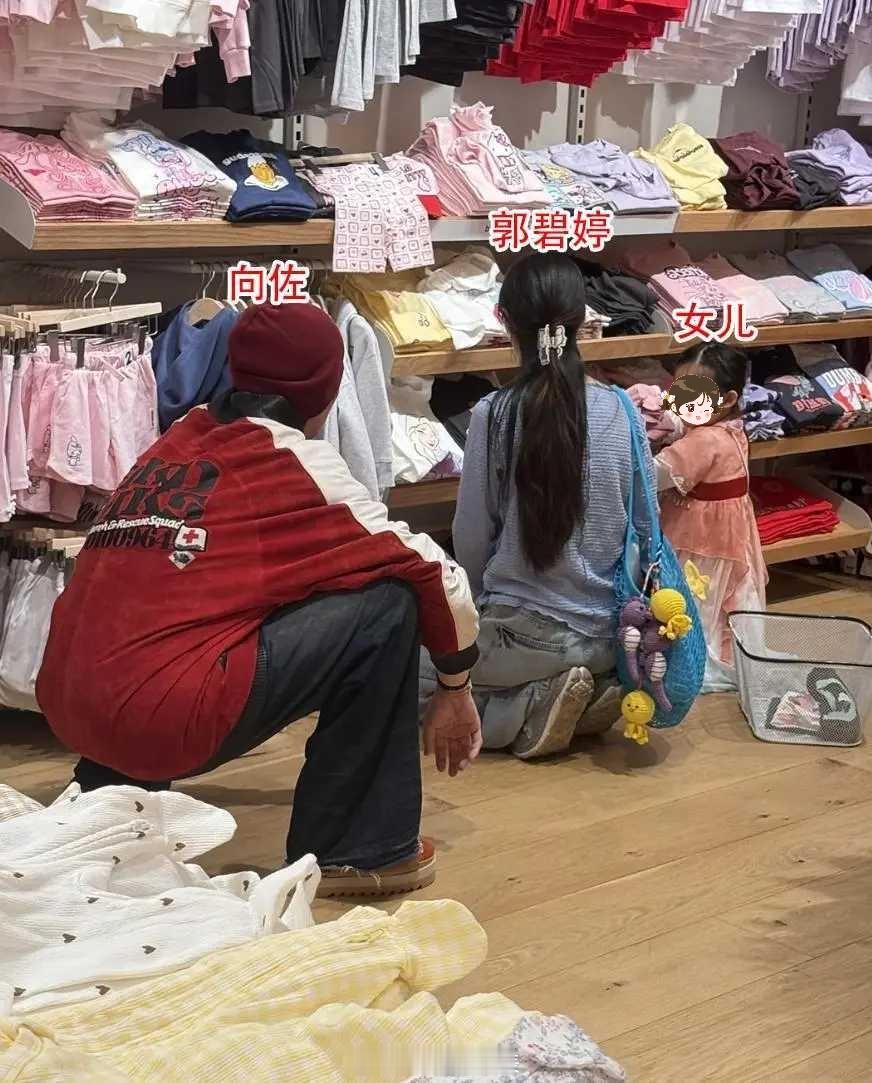 向佐郭碧婷带女儿买衣服向佐郭碧婷一家新加坡逛街 新加坡偶遇向佐郭碧婷一家，夫妻俩