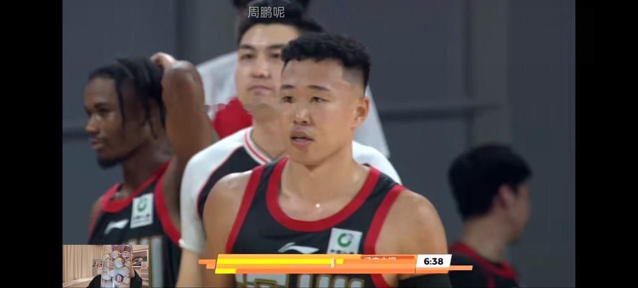 昨晚最后一节深圳球员贺希宁化身外援，连得10分，带领深圳93:90险胜辽宁，送给