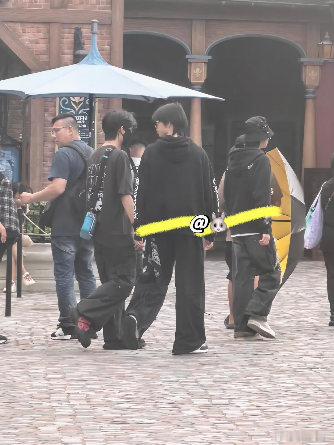 香港迪士尼偶遇陈奕恒左奇函香港迪士尼偶遇左奇函陈奕恒 网友香港迪士尼偶遇陈奕恒左
