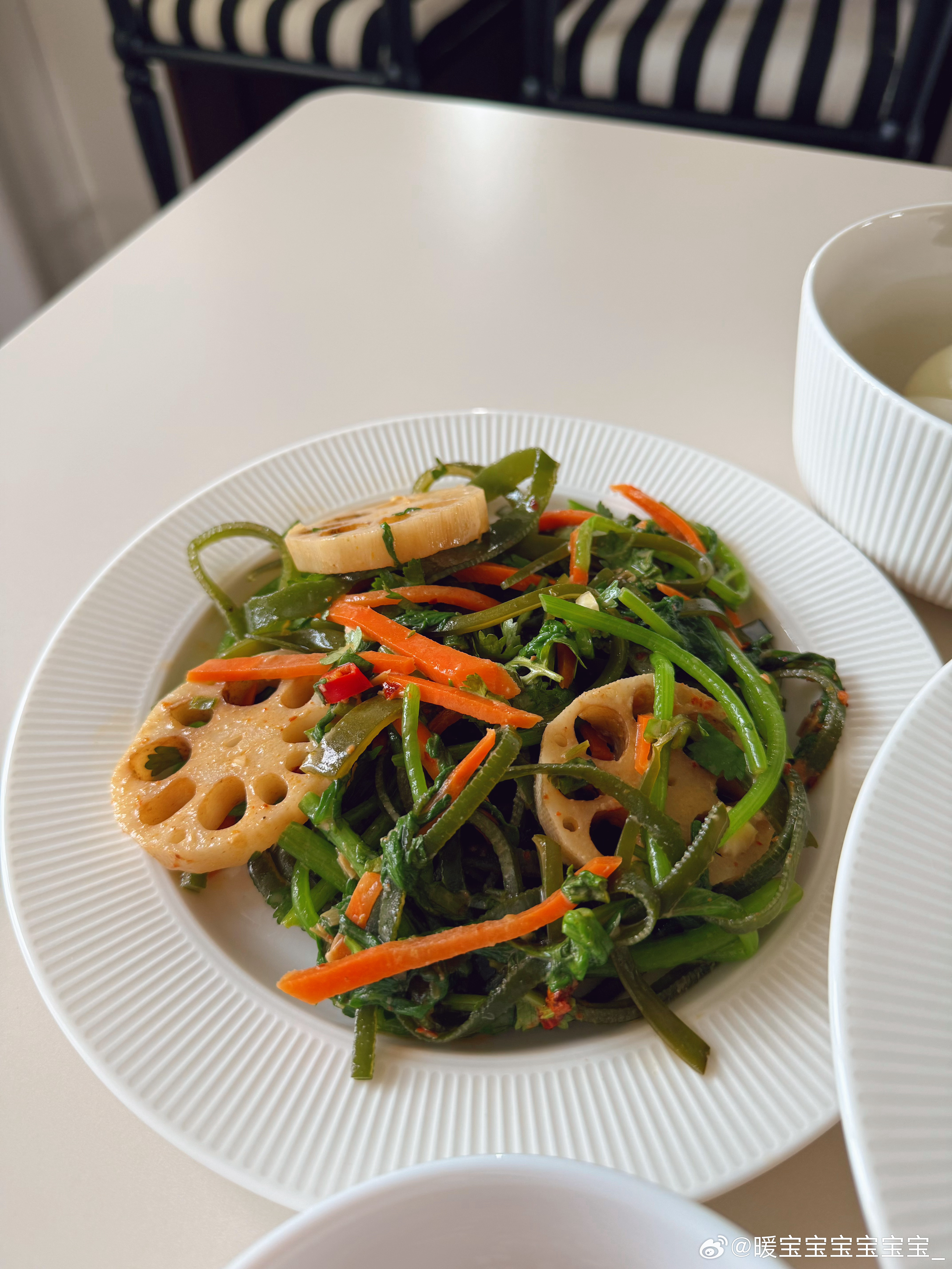 闷总煮的速冻饺子～麻酱拌菜很好吃