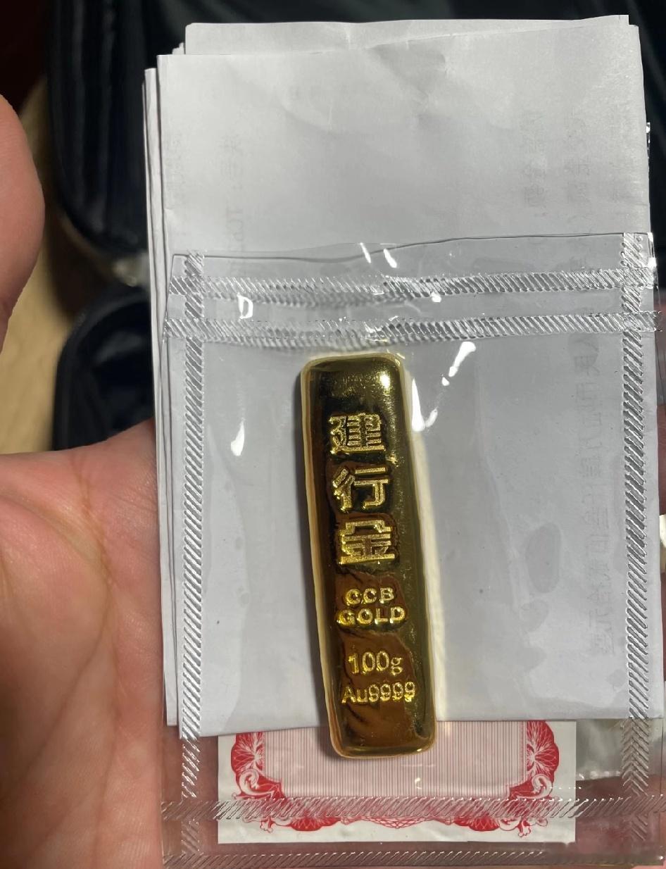 我堂姐今天做了一件猛事：在金价1091元/克的高点，果断买了100克金条！她坚定