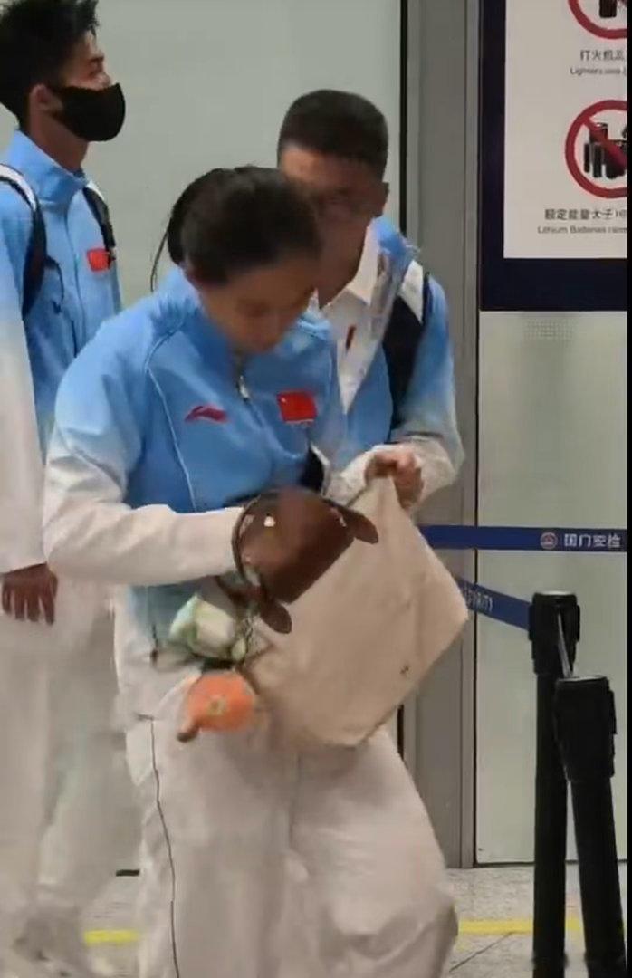 陈妤颉出征亚运安检贡献名场面陈妤颉还在喝奶的年纪就为国争光谁能拒绝这么可爱的田径