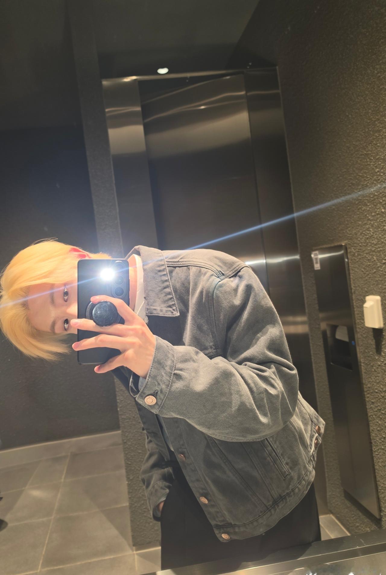 🐾jake [许愿星]沈载伦金发 
 啊啊啊啊啊啊啊啊 是金毛狗[捂嘴哭][捂