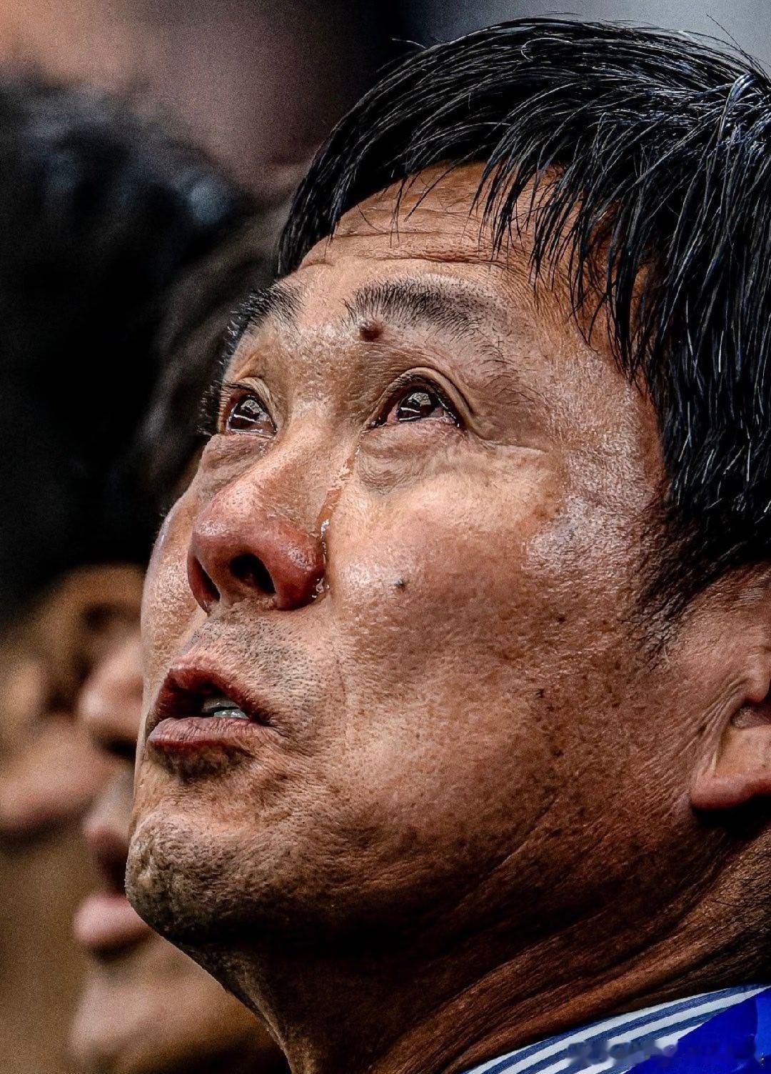 世界杯上的四滴泪 森保一忍受各种非议对战荷兰留下遗憾，七旬老帅放下家中难处带队打