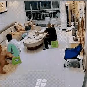 这小男孩 太调皮了。差点惹了大祸！

大家仔细看视频，小孩爷爷一个人坐在桌子边准