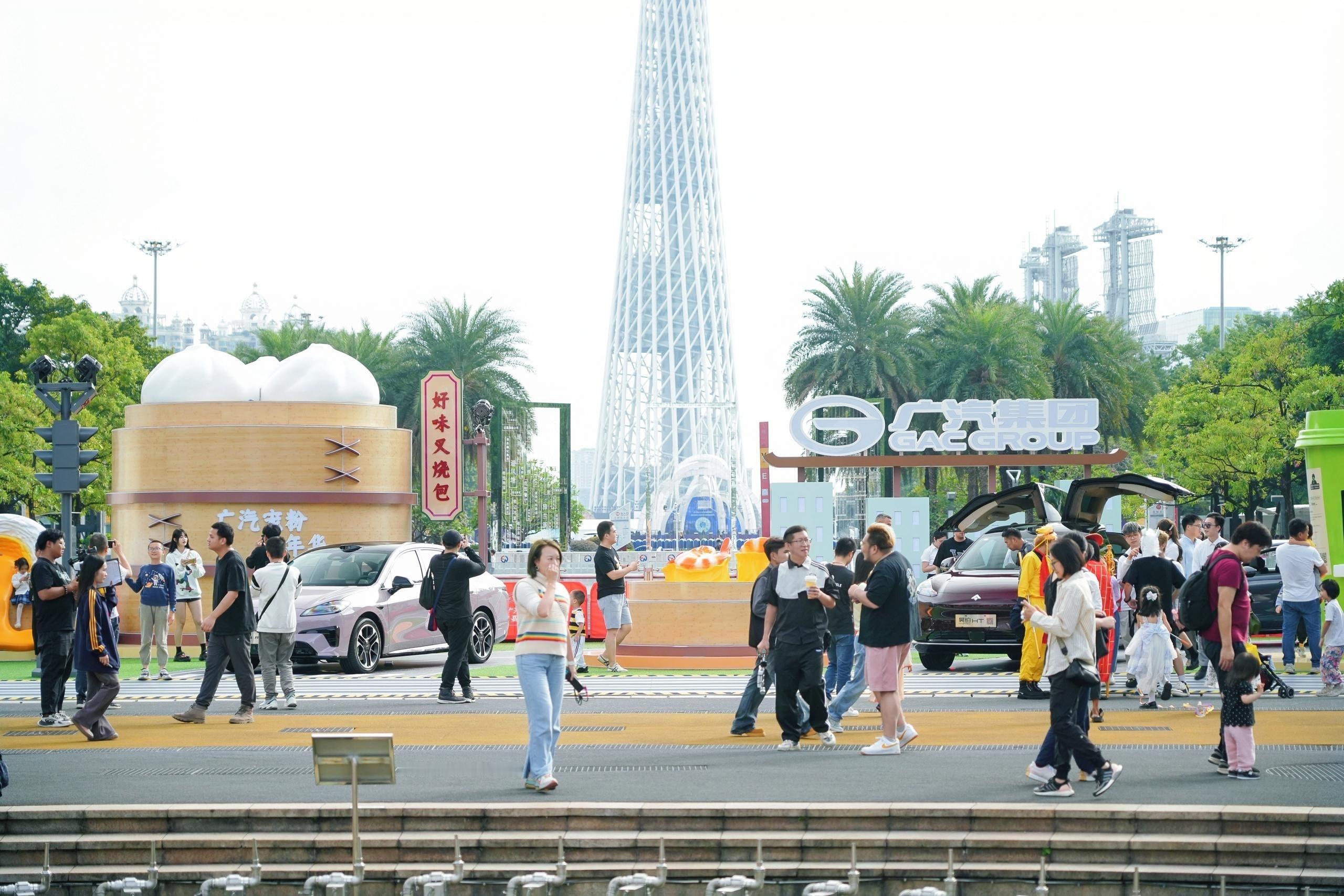 #广州灯光节惊现巨型的叉烧包#本次广汽宠粉嘉年华还有新车抢先体验环节！在豪华而舒