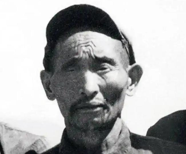1952年，解放军在大凉山抓到一个独眼土匪，审讯后军区首长震惊：这不就是17年前