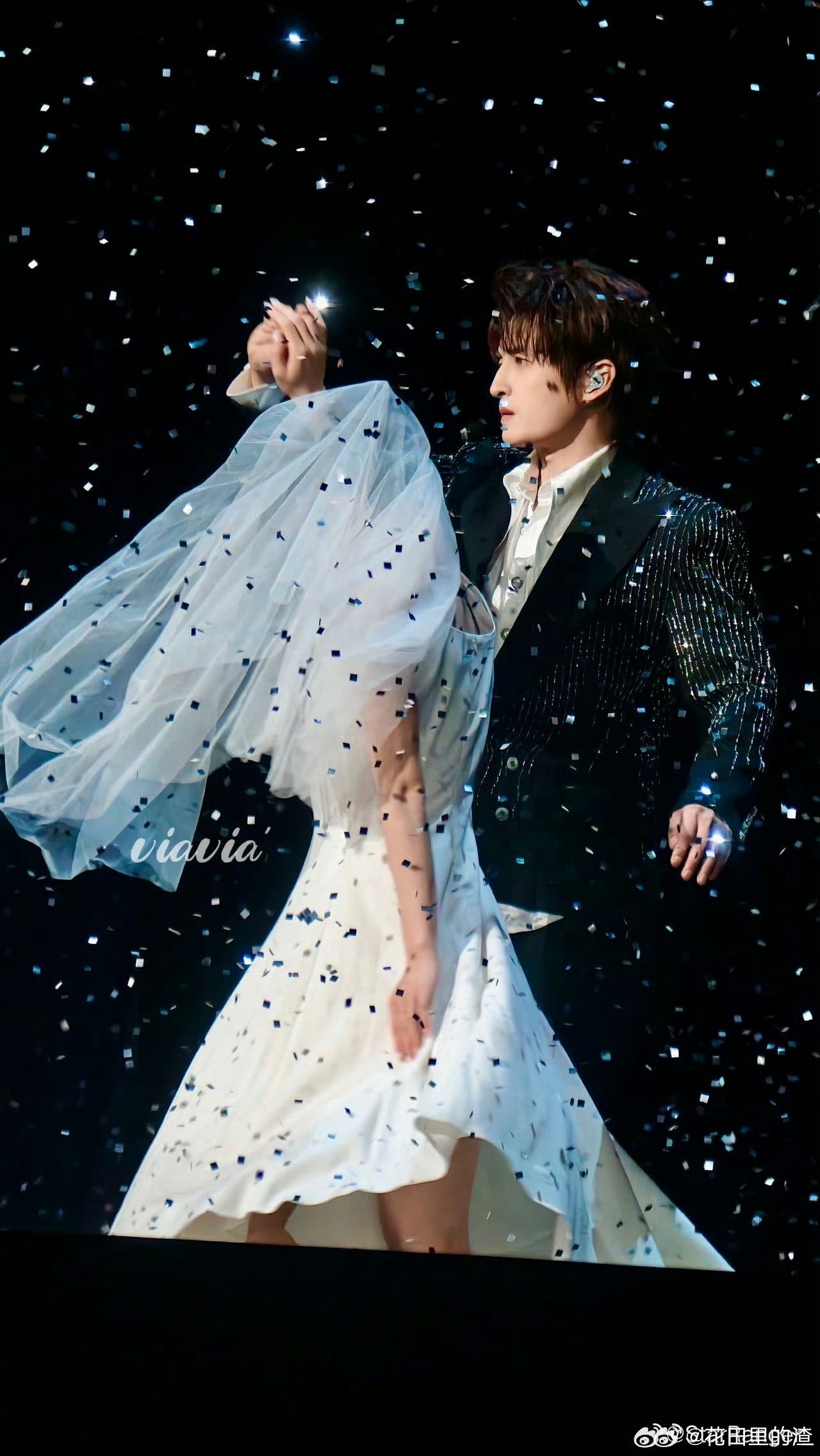 张远演唱会版嘉宾be感好重 张远一开唱，《嘉宾》的虐心感瞬间拉满，演唱会现场安静