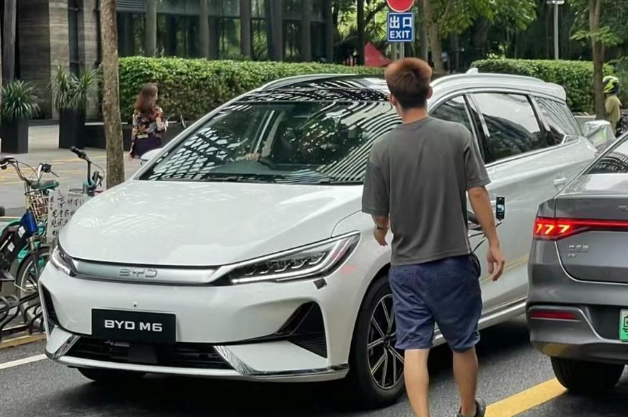 近日，网络上曝光了一组比亚迪全新MPV车型M6的谍照图，从图中清晰地看到该车的设