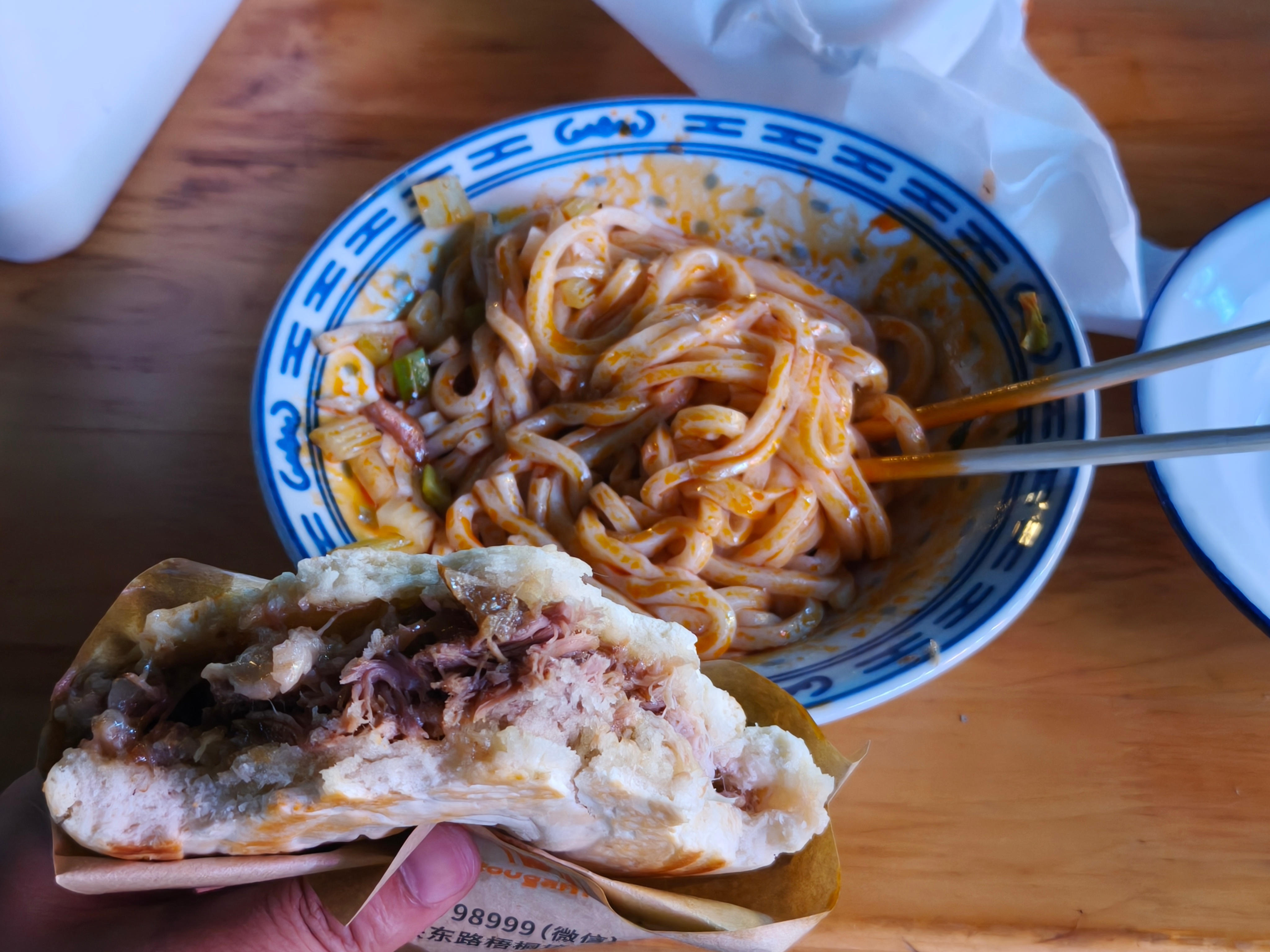 饿了一天，睡醒以后赶紧安排上三秦套餐。[允悲] ​​​