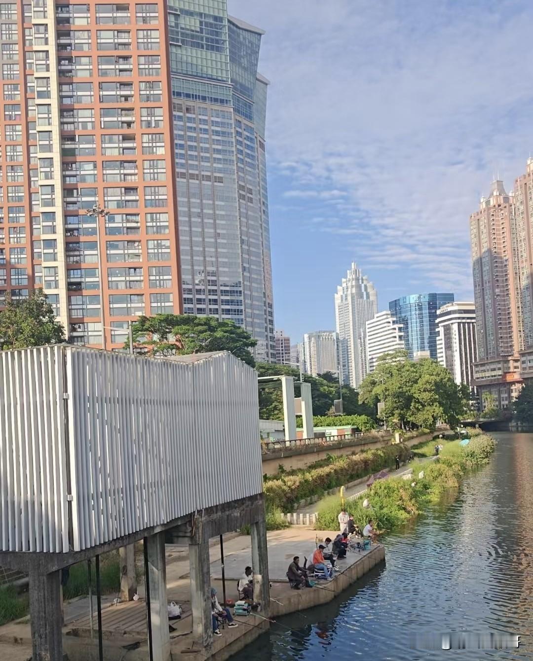 住在城市里的钓鱼人真可怜
要么钓个鱼经常被驱赶，要么一个小小的钓点被围的密密麻麻