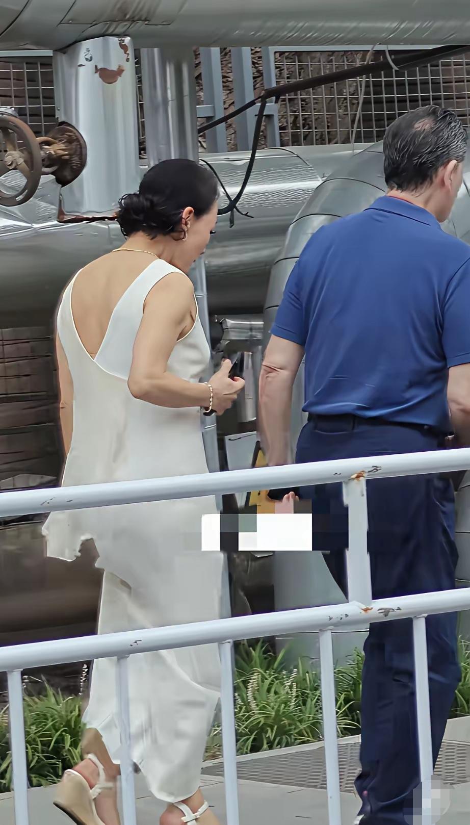 这个瞧不起中国背叛中国的美国女人，脸真大哦，又跑到中国出镜了，赖在中国不走了。