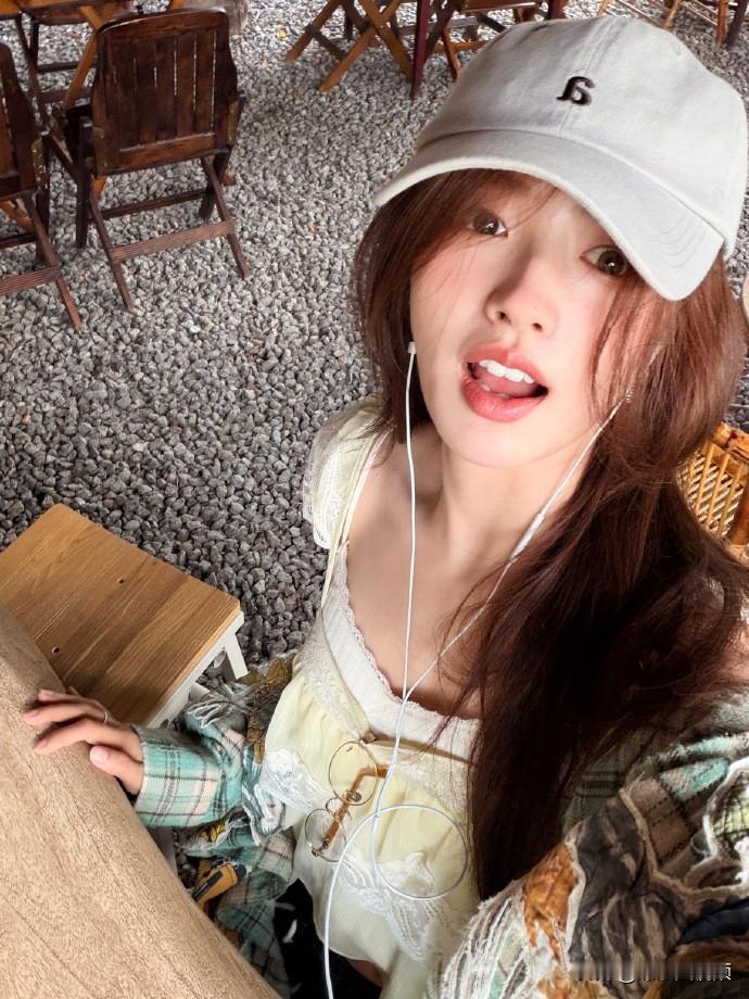 ❤️徐若晗淡棕长发配上金边眼镜，浅黄蕾丝裙干净软糯，林间用餐随性自在，温柔感扑面