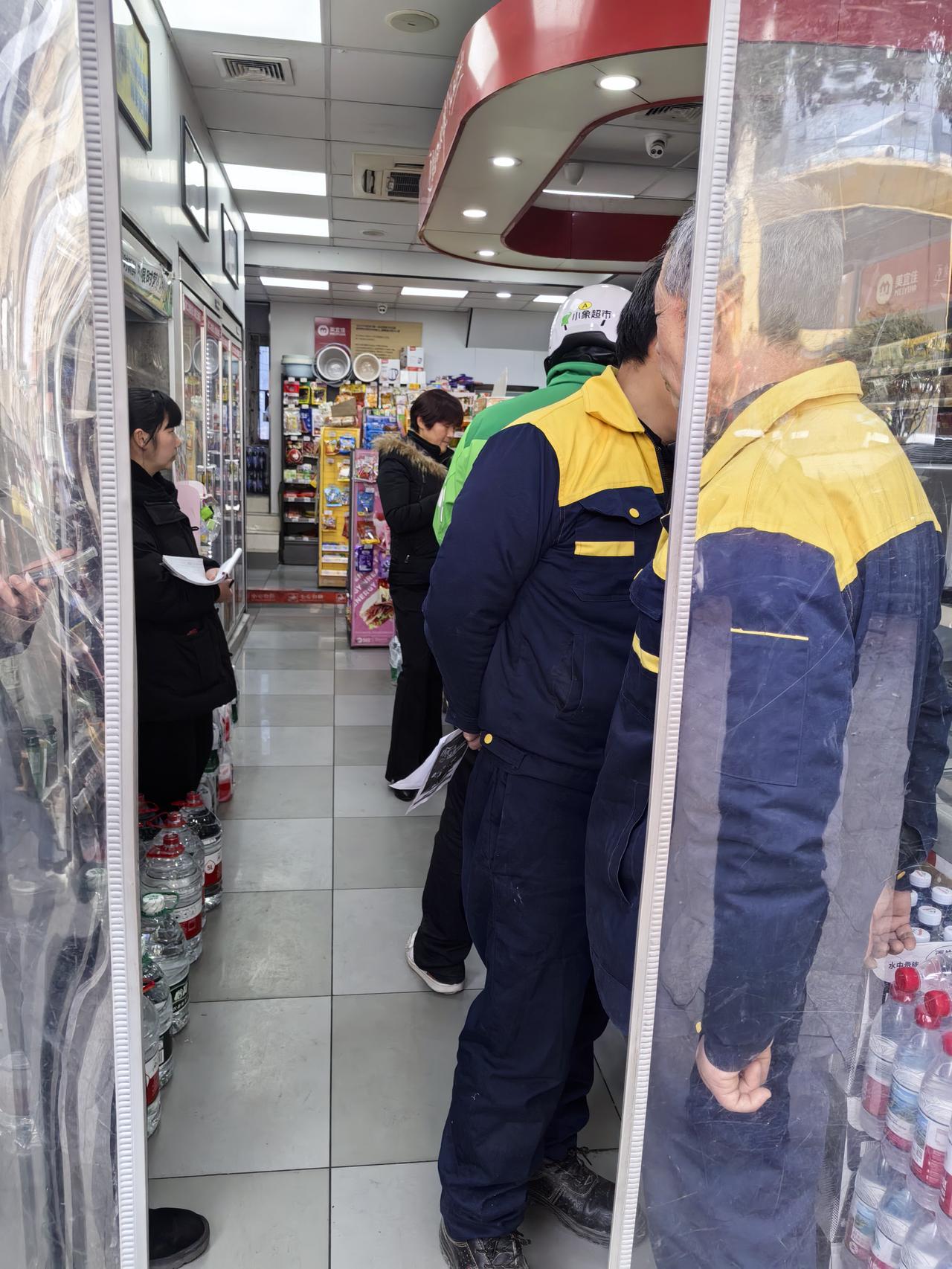 今天公司新来的老总命令我们采取他提倡的新战略收费，那就是带着工程师保安管家所有人