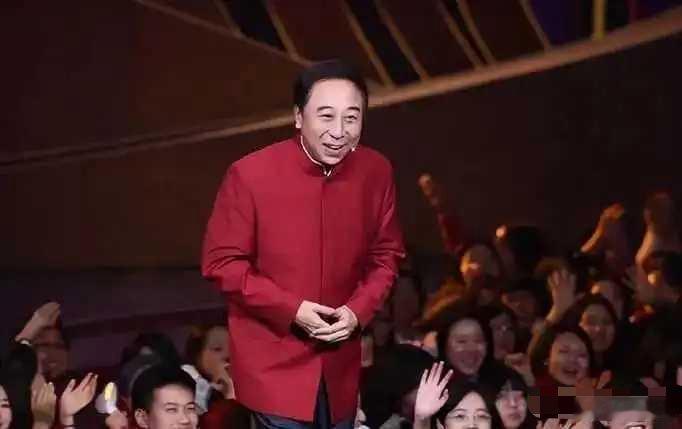 以前看春晚，现场观众是图一的样子，而现在却成了图二的样子，不得不感叹一句，变化真