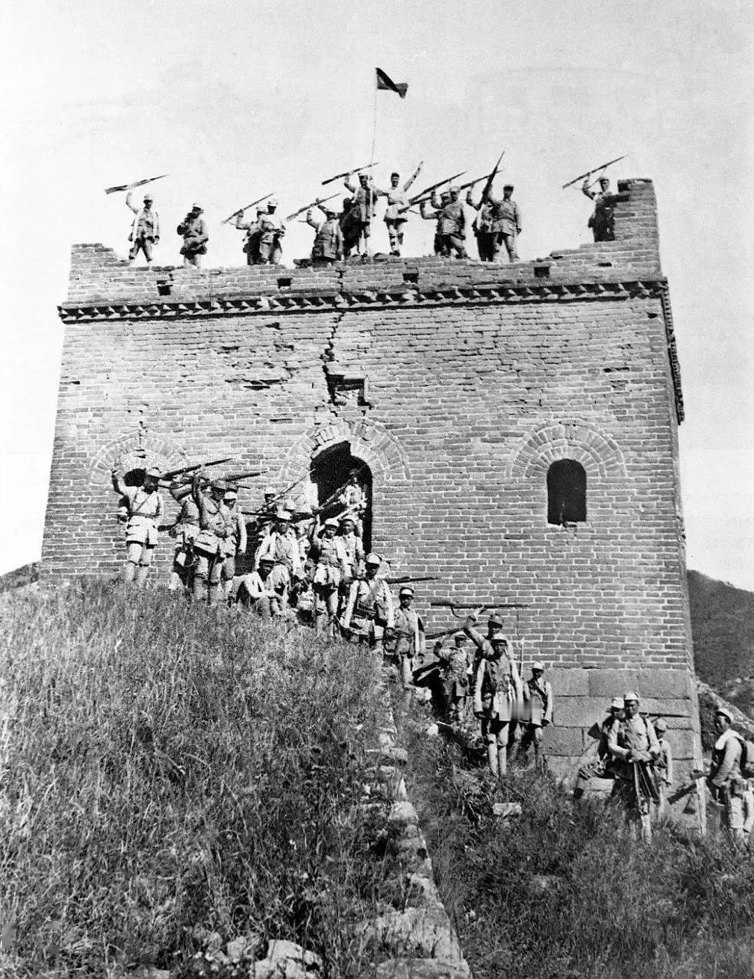 1937年秋，八路军在浮图峪长城一带与日军作战，在收复的一座浮图峪长城敌楼前进行