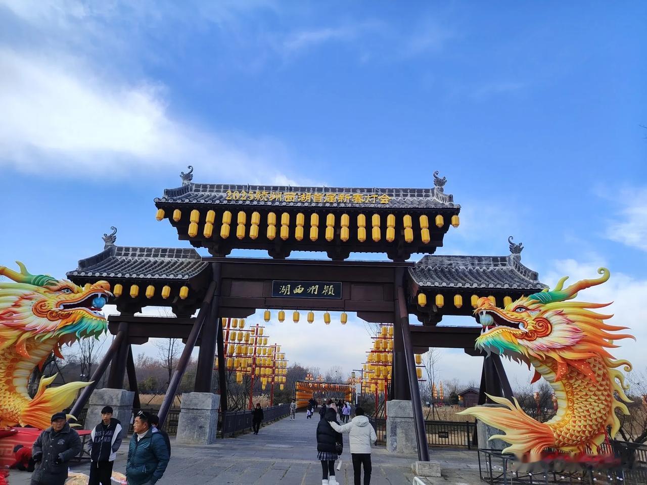 冬季的颍州西湖

缺少了婉约，
多了点肃杀，
在南北交汇处
它或许就该是柔与刚的
