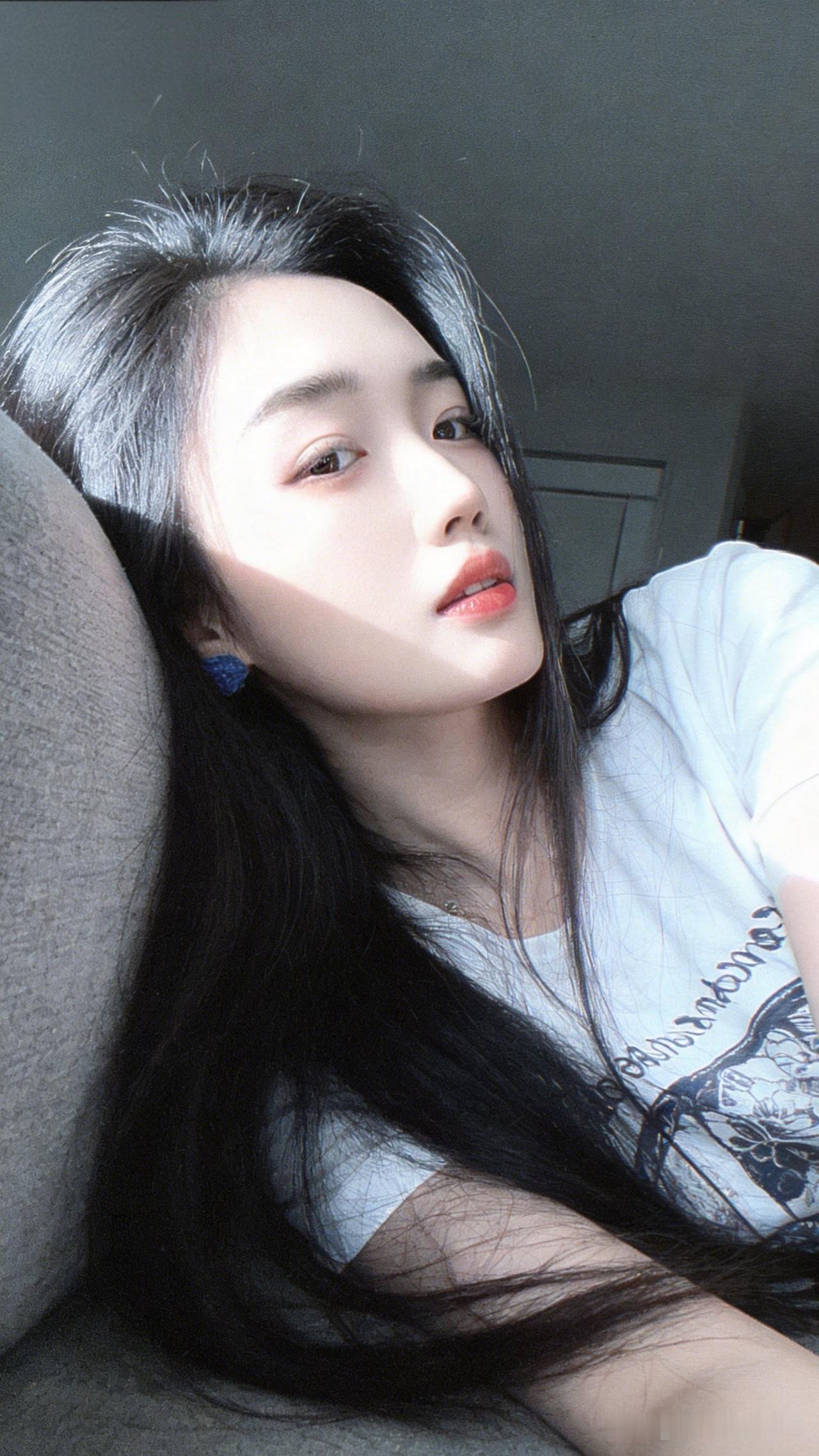 慵懒午后，阳光洒落，少女沉思