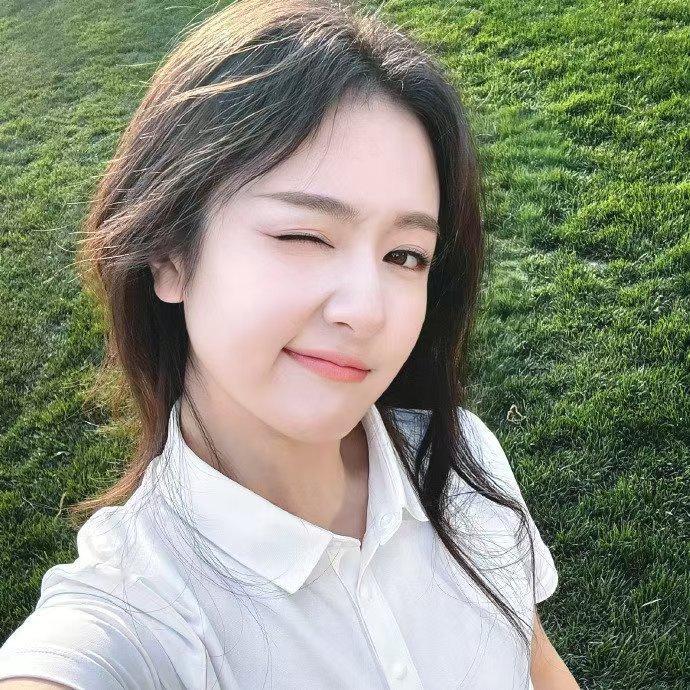 李兰迪下班秒变抽象迪谁能不爱李兰迪下班的 “抽象迪”！肢体动作透着灵动，笑容灿烂