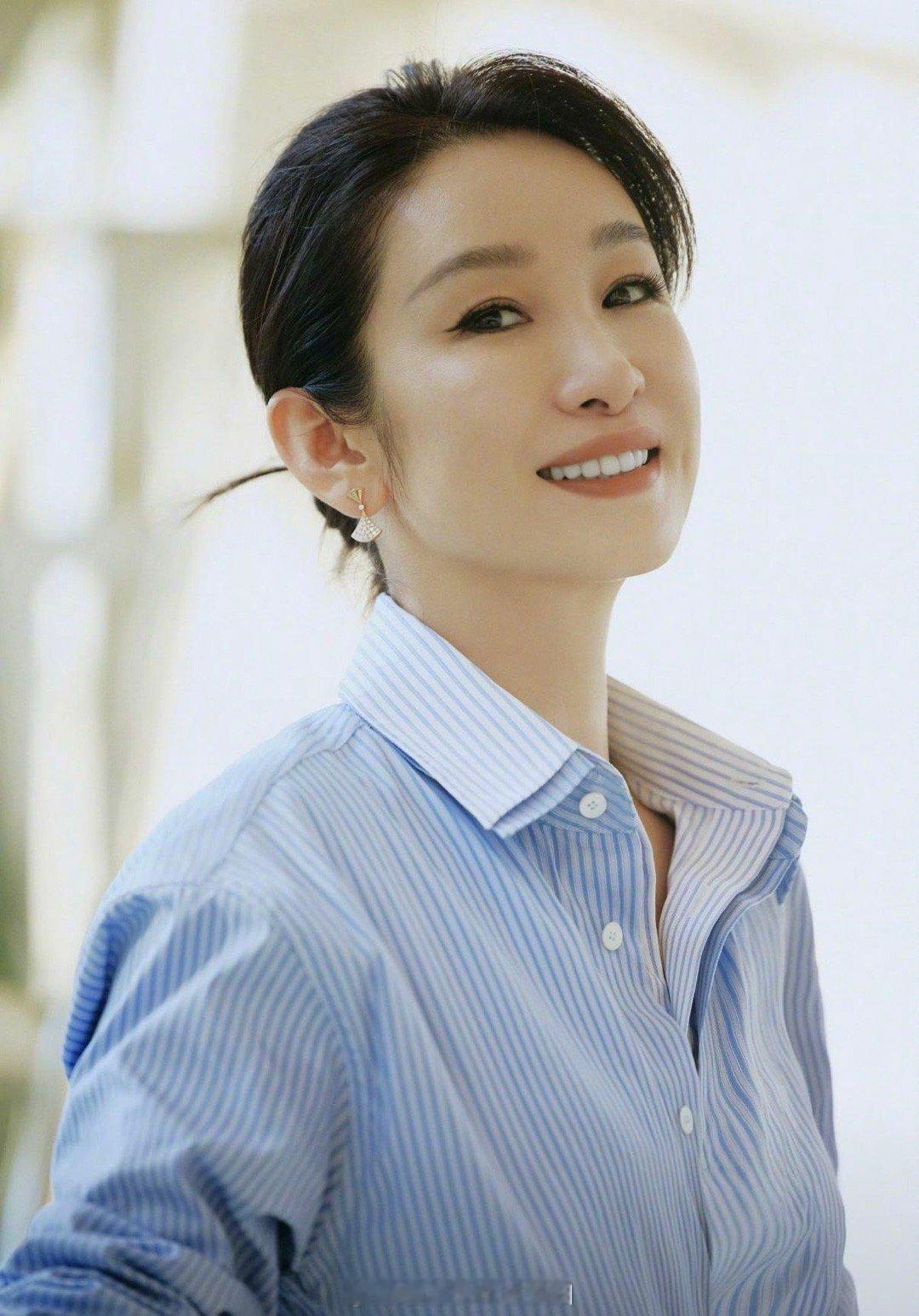 秦海璐参加晚会都不忘催更小说 从影后到书粉只有一句“作者别断更”的距离！秦海璐在