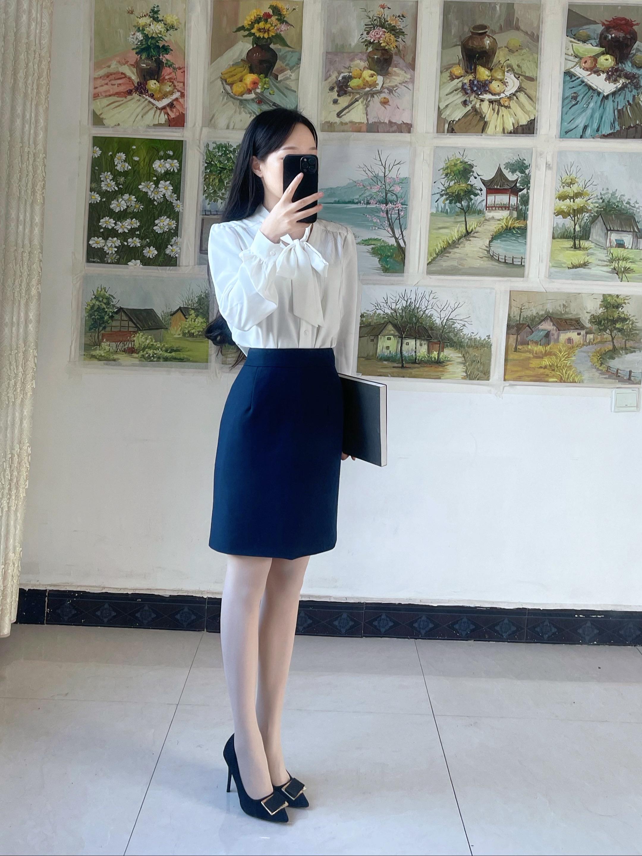 笔尖凝聚日夜耕耘，胸中有丘壑万千。愿你们高考无畏，落笔生花，以梦为马...