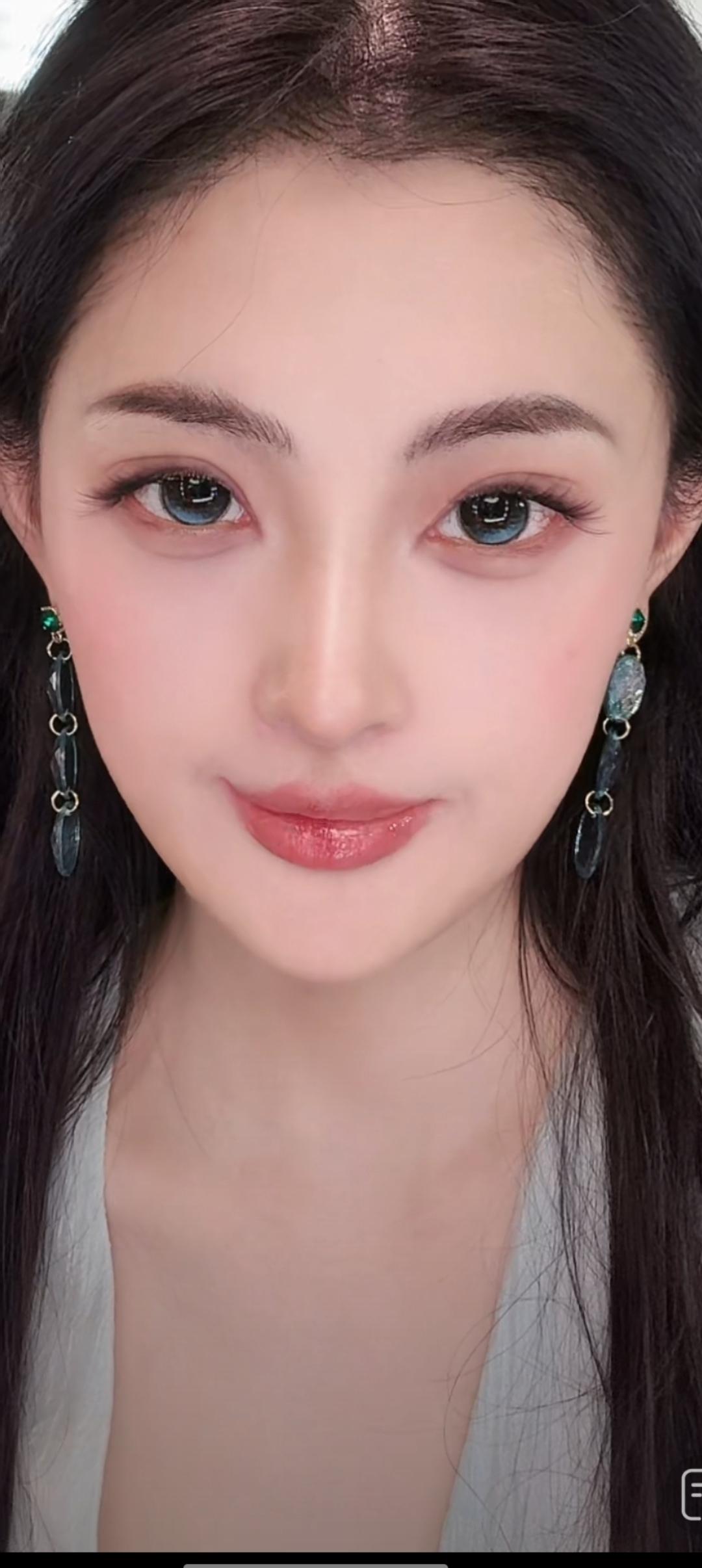 这位美女戴了超酷的耳环！