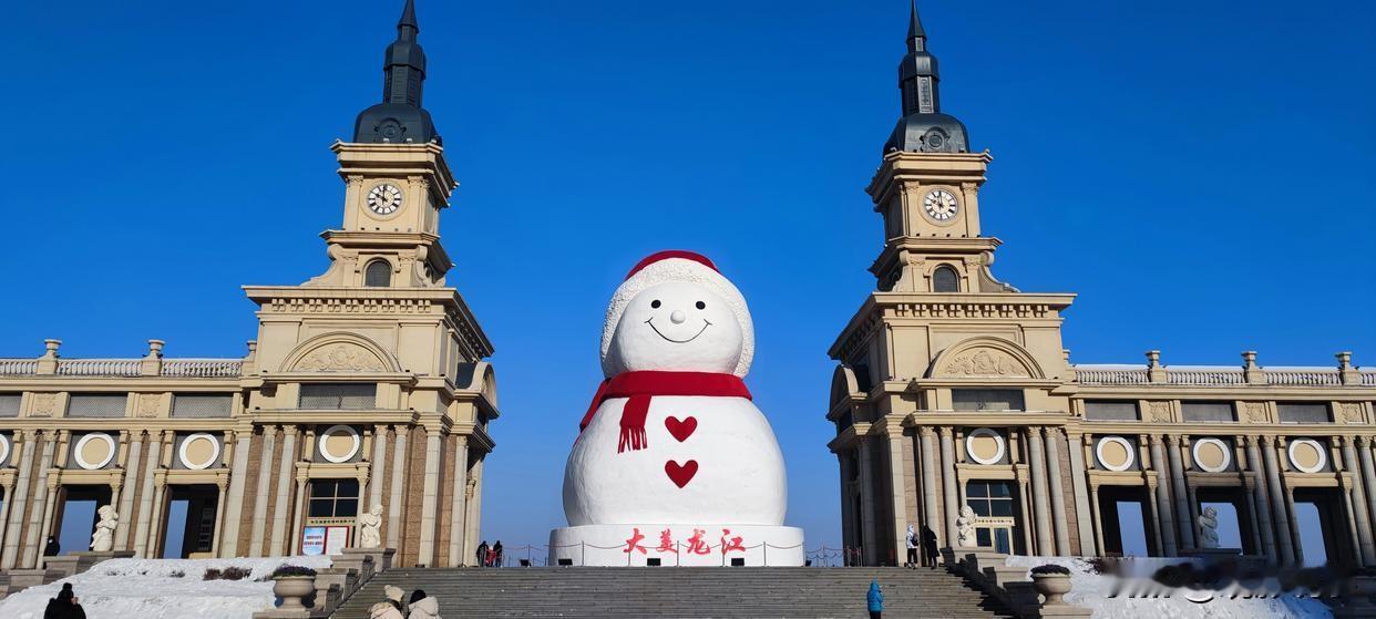 在冰城哈尔滨的道里区音乐公园内，备受瞩目的“大雪人”已于4日正式开启了其造雪工程