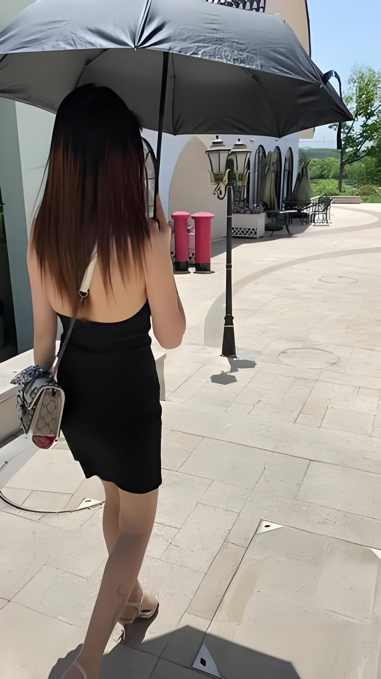 年轻人的时尚～
看不懂啊！太敢穿了～
今天等公交时，无聊之下随便看看路过的行人，