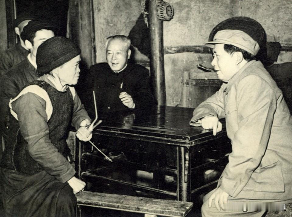 1958年3月16日，毛泽东主席在四川郫县红光农业合作社视察时，与社员温大娘（本