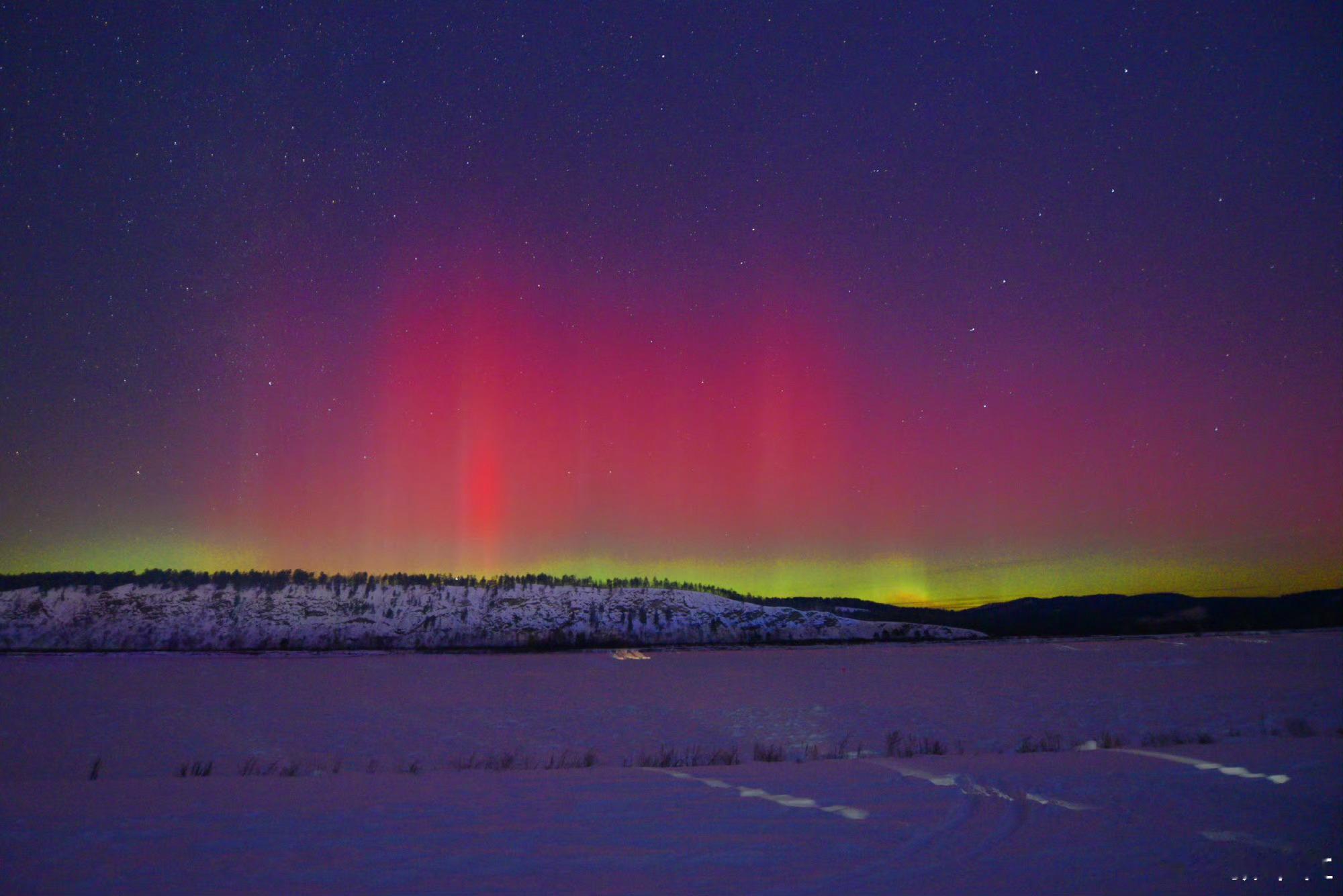 新华社发的极光真好看呀！大家去黑龙江的，可以去一趟漠河没准也能看见这么好看的极光
