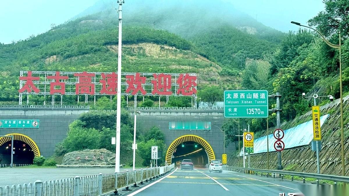 雨下得跟瓢泼一样，917路公交站牌下，黑压压挤着一群人。电子屏是死的，一片漆黑，
