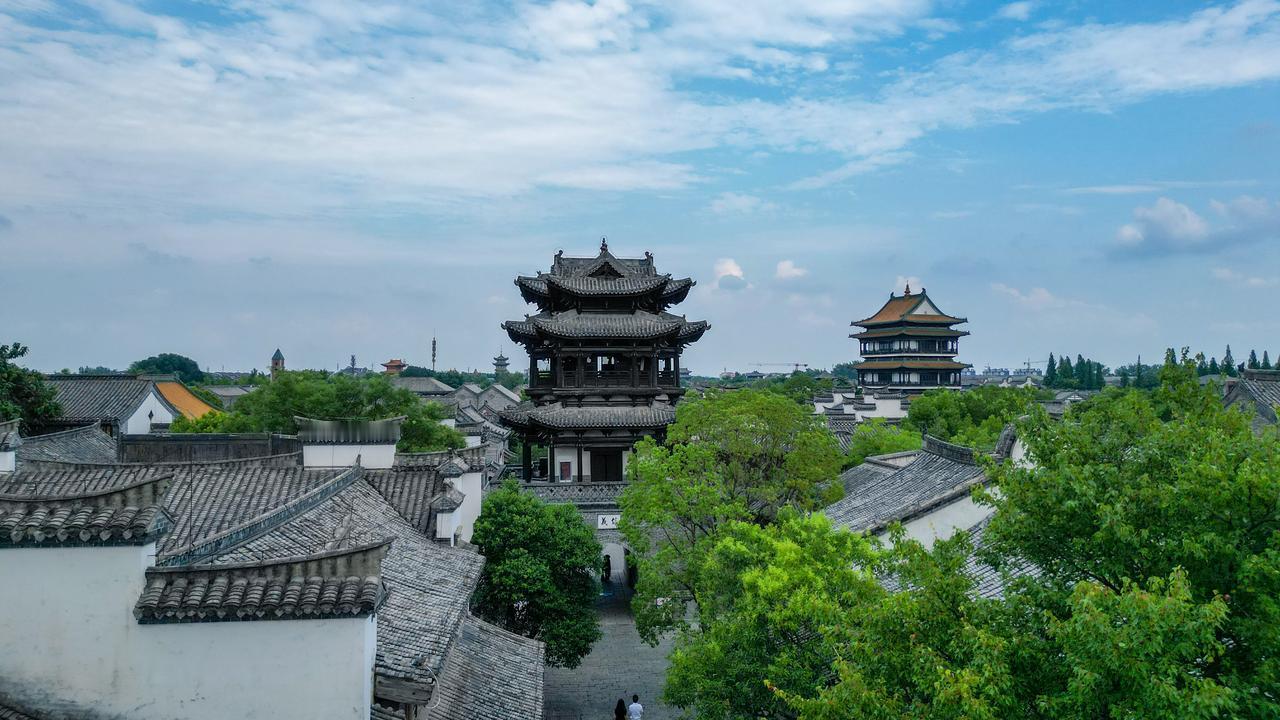 在台儿庄古城抬头的那一刻，突然理解了什么叫“天空湛蓝如洗”。
大朵大朵的白云像棉