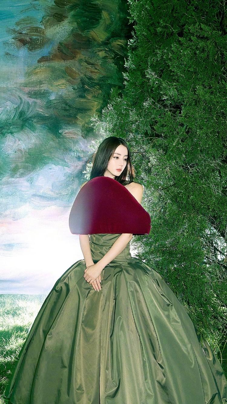 一言难尽啊！迪丽热巴这一身人美景也美，就是这上衣穿的是个啥？红配绿？谁来解读一下