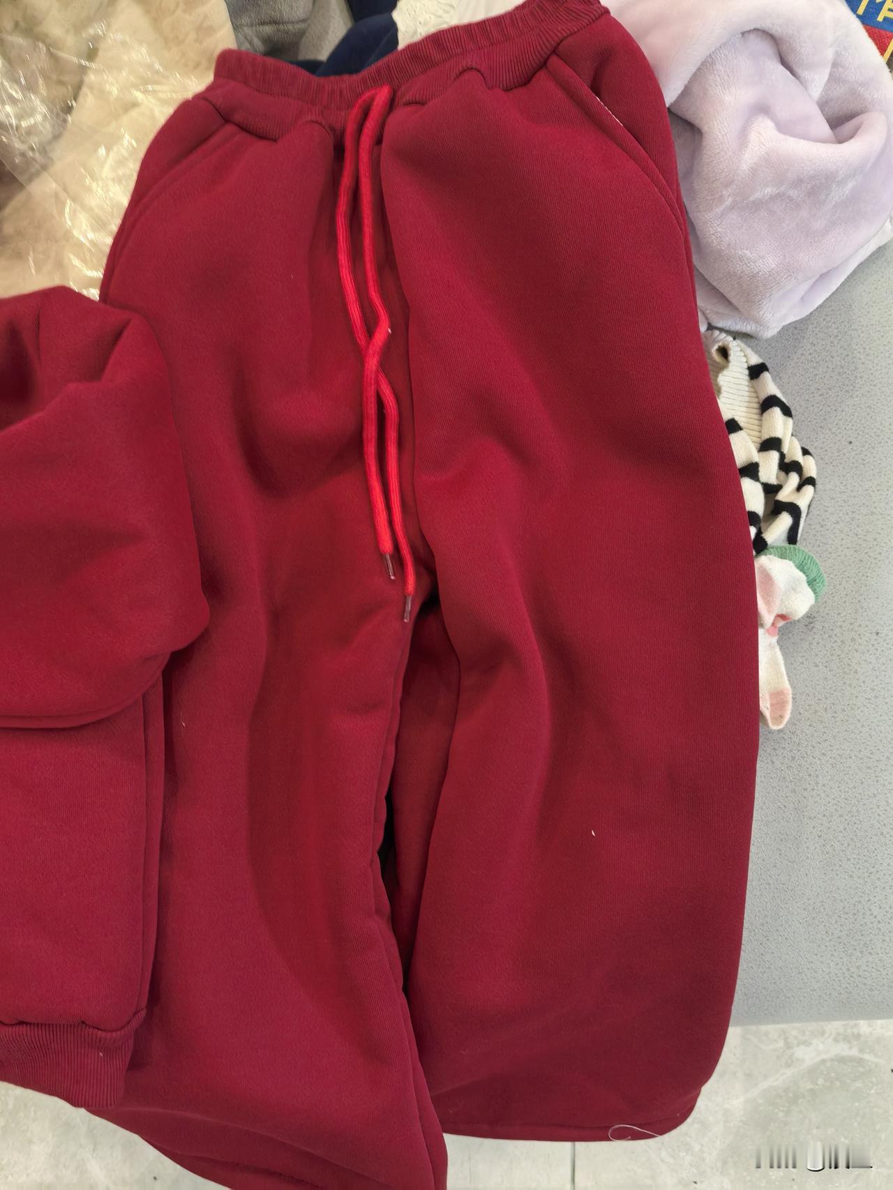 今晚去领了快递
幼儿园要求元旦要穿红色喜庆的衣服
所以网购了几套
女孩子👧🏻