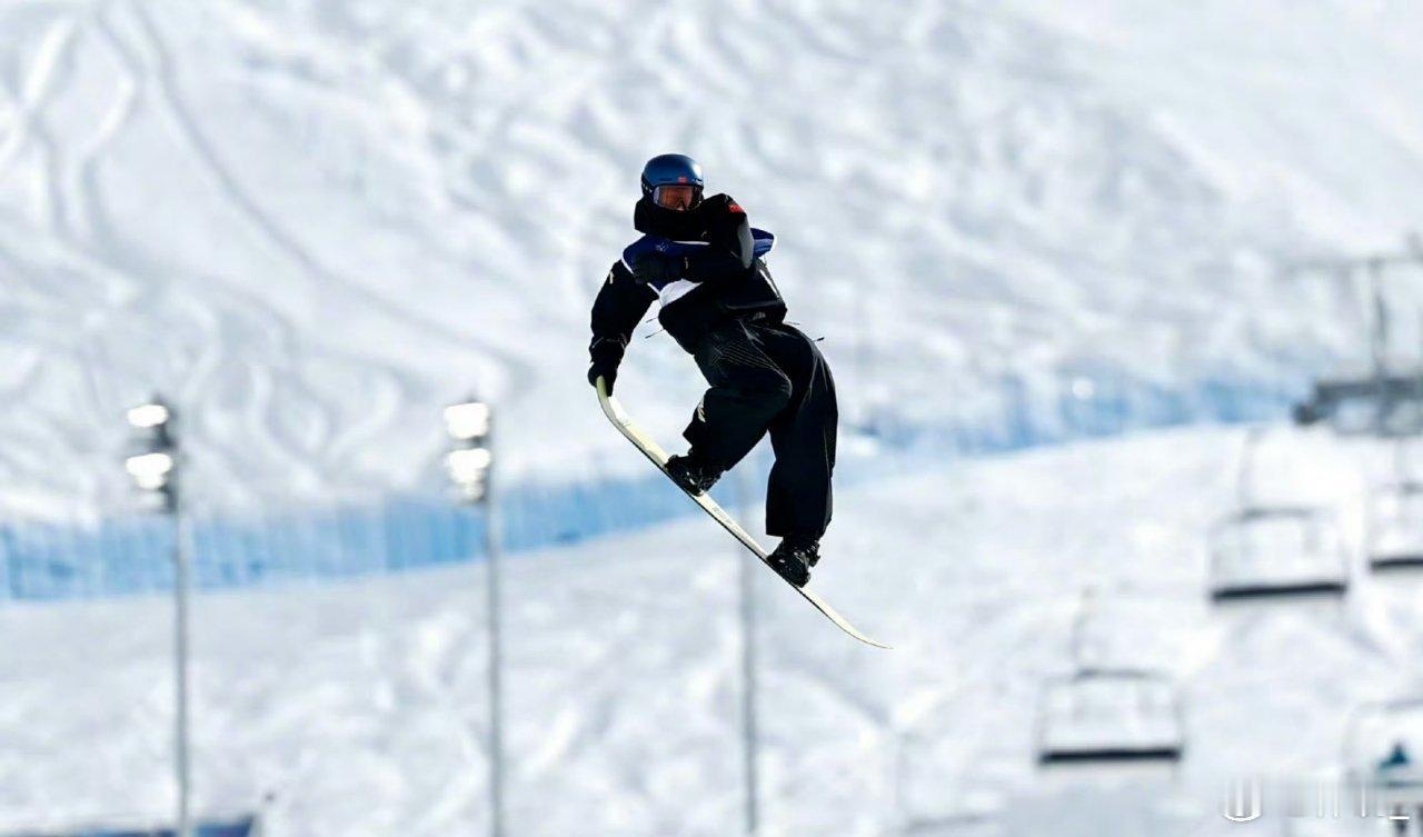 盼盼在手冠军我有 🏆翊鸣惊人！22岁生日，苏翊鸣斩获米兰冬奥中国首金🥇米兰冬