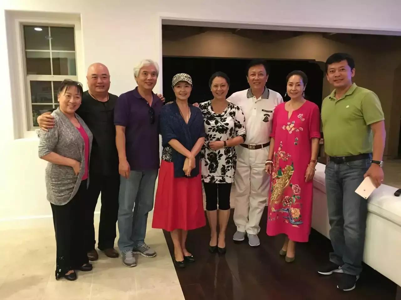著名电影演员夫妇大合影[呲牙]唐国强夫妇、汪宝生夫妇、毛永明夫妇、何政军夫妇[玫