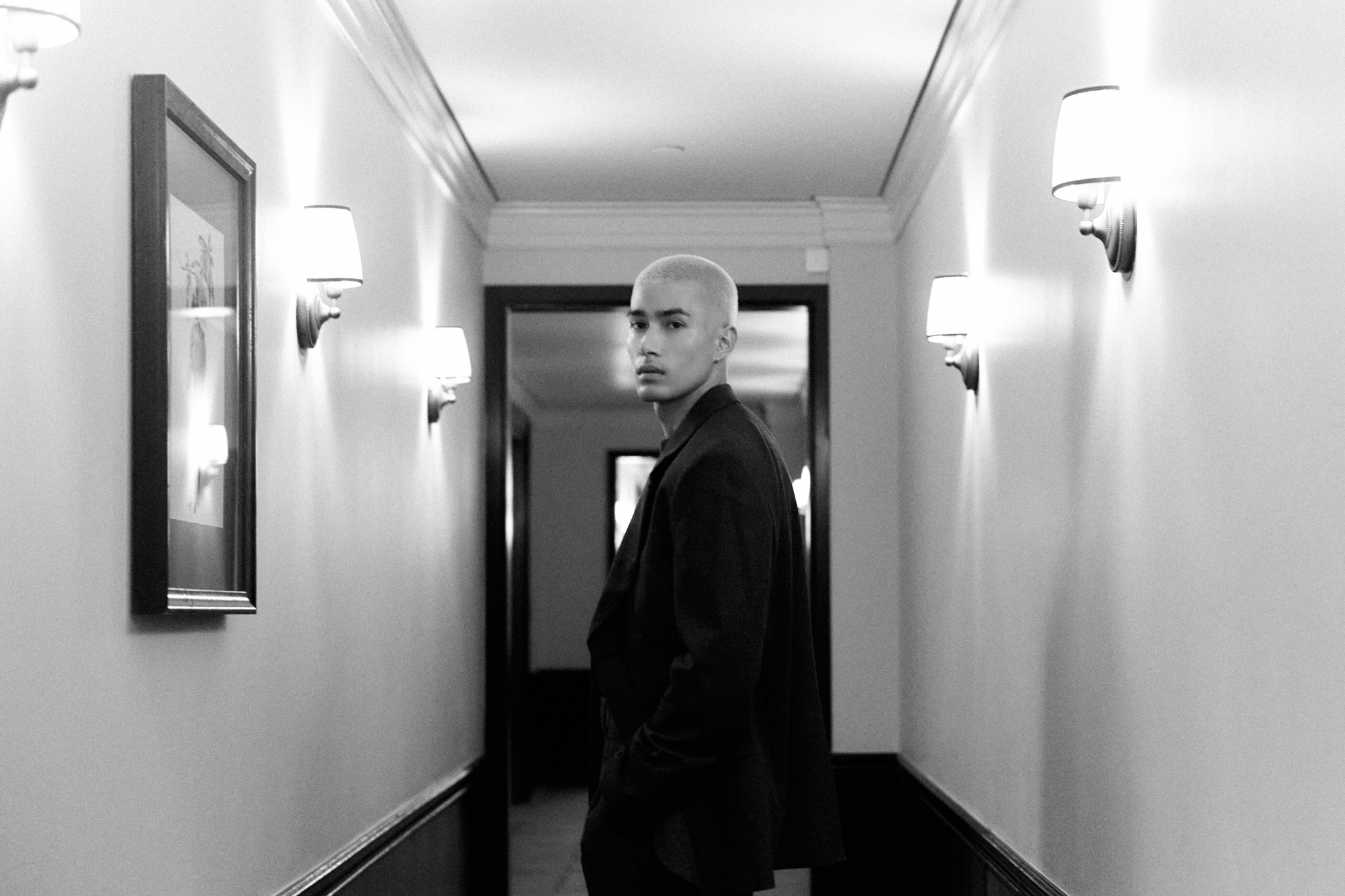 米卡 × COS F/W 2025. 时装周 COS 25秋冬大秀出发造型，一组