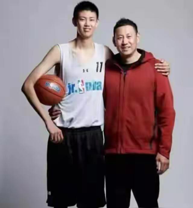 刚结束三年禁赛的李楠正筹备重返CBA赛场，却突遭儿子重伤的意外打击，父子二人重启