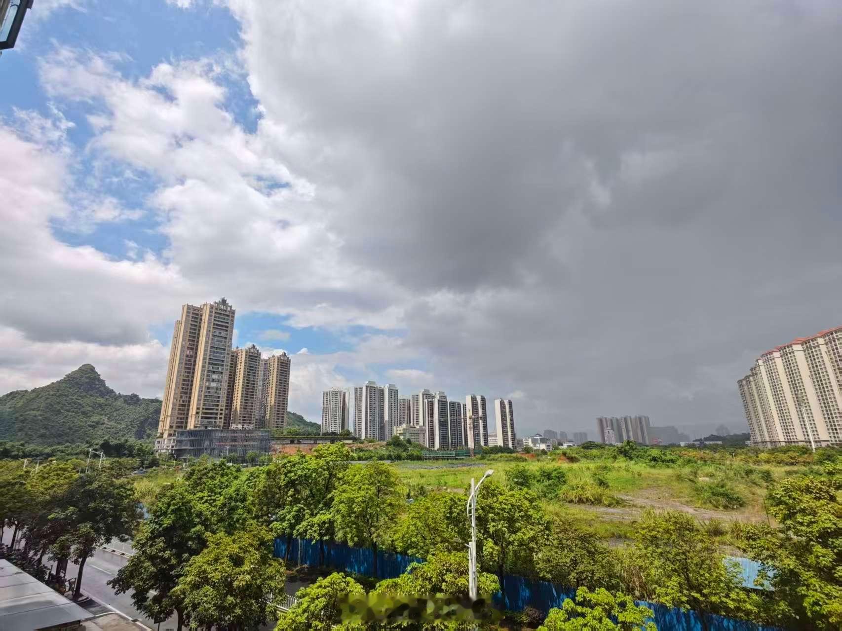 终于理解两广地区对拖鞋的执念了广东一天下几十百次雨你敢信，人家说十里不同天 ，这