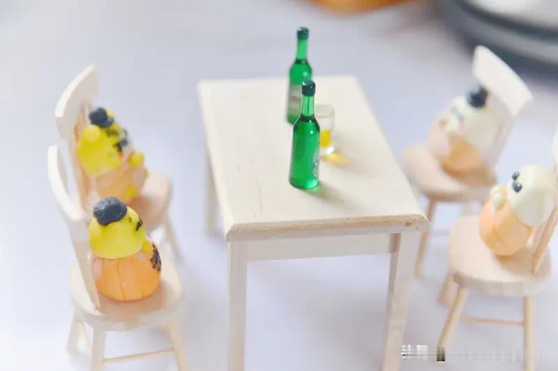 教育反思录（963）
酒桌上
最大的忌讳是
话多
少言为宜
最好不说话
言多必失