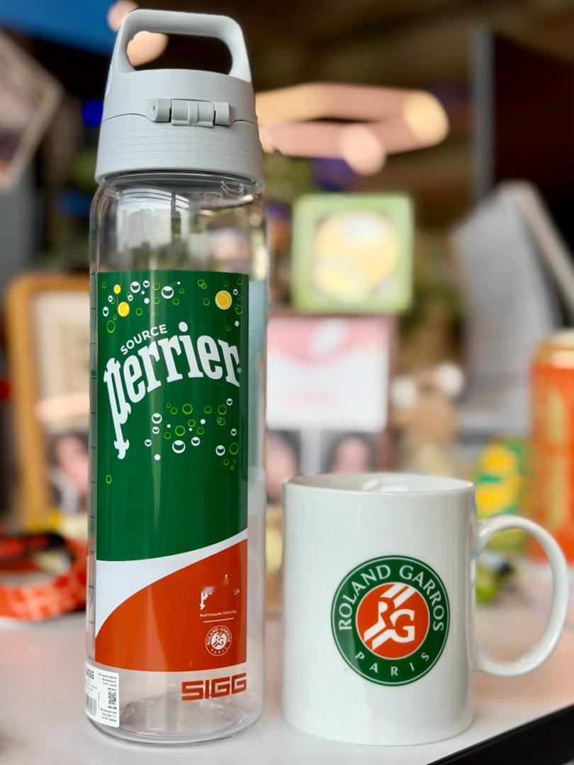 虽然已经进入网球的草地赛季了，但工位上的法网元素还在持续增加中
