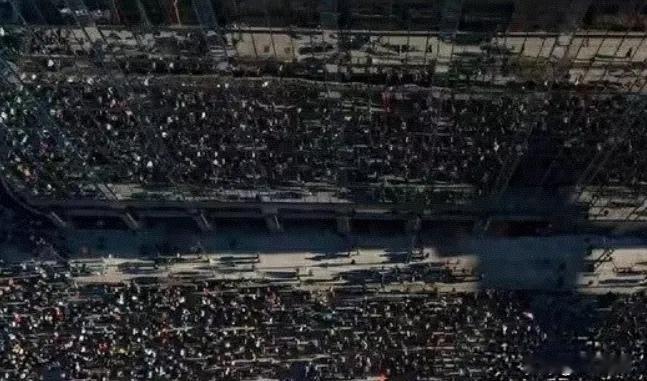 我同事的弟弟在美国当公务员，
他打电话跟他哥说，
美国现在全乱套了，超2亿人遭遇