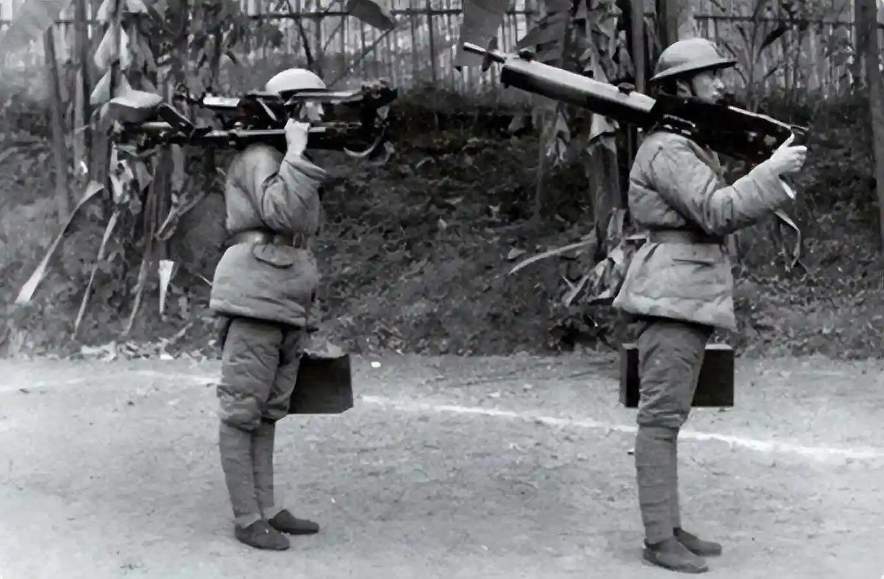 1937年，湖南第4路军第28军16师91团机枪连重机枪手卿伯金正在放哨，稻田中