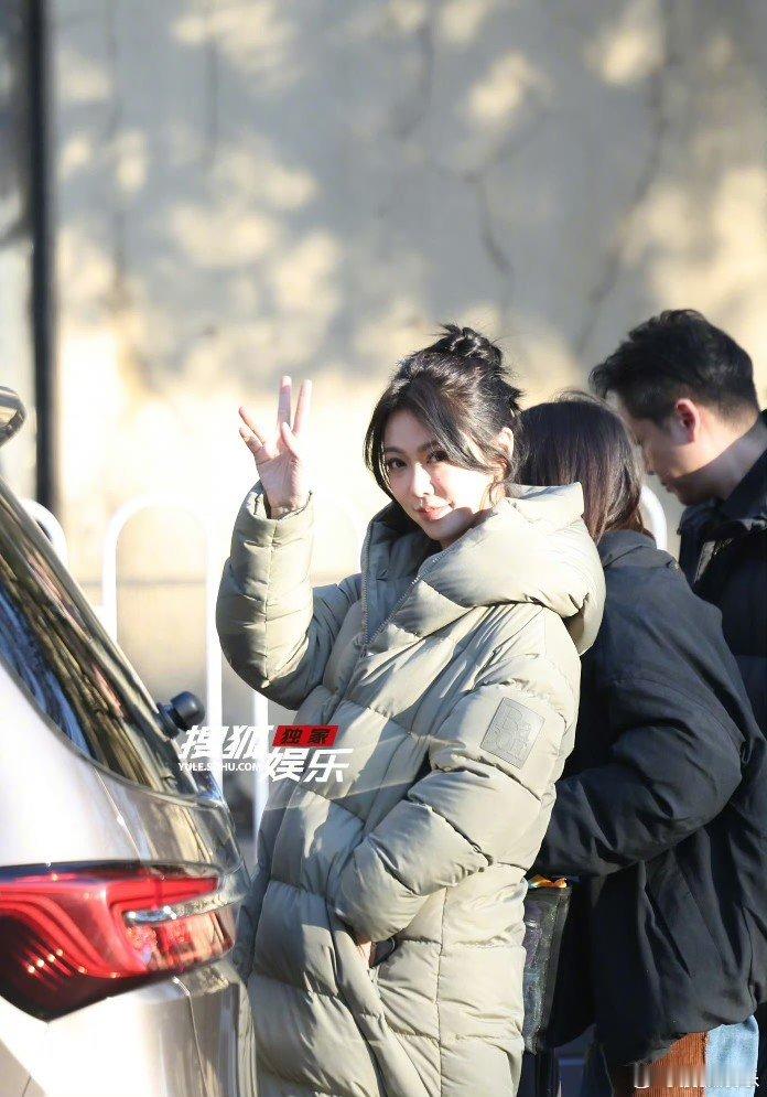 薛凯琪央视蛇年春晚二次联排  薛凯琪现身央视蛇年春晚第二次联排，比耶微笑，好甜好