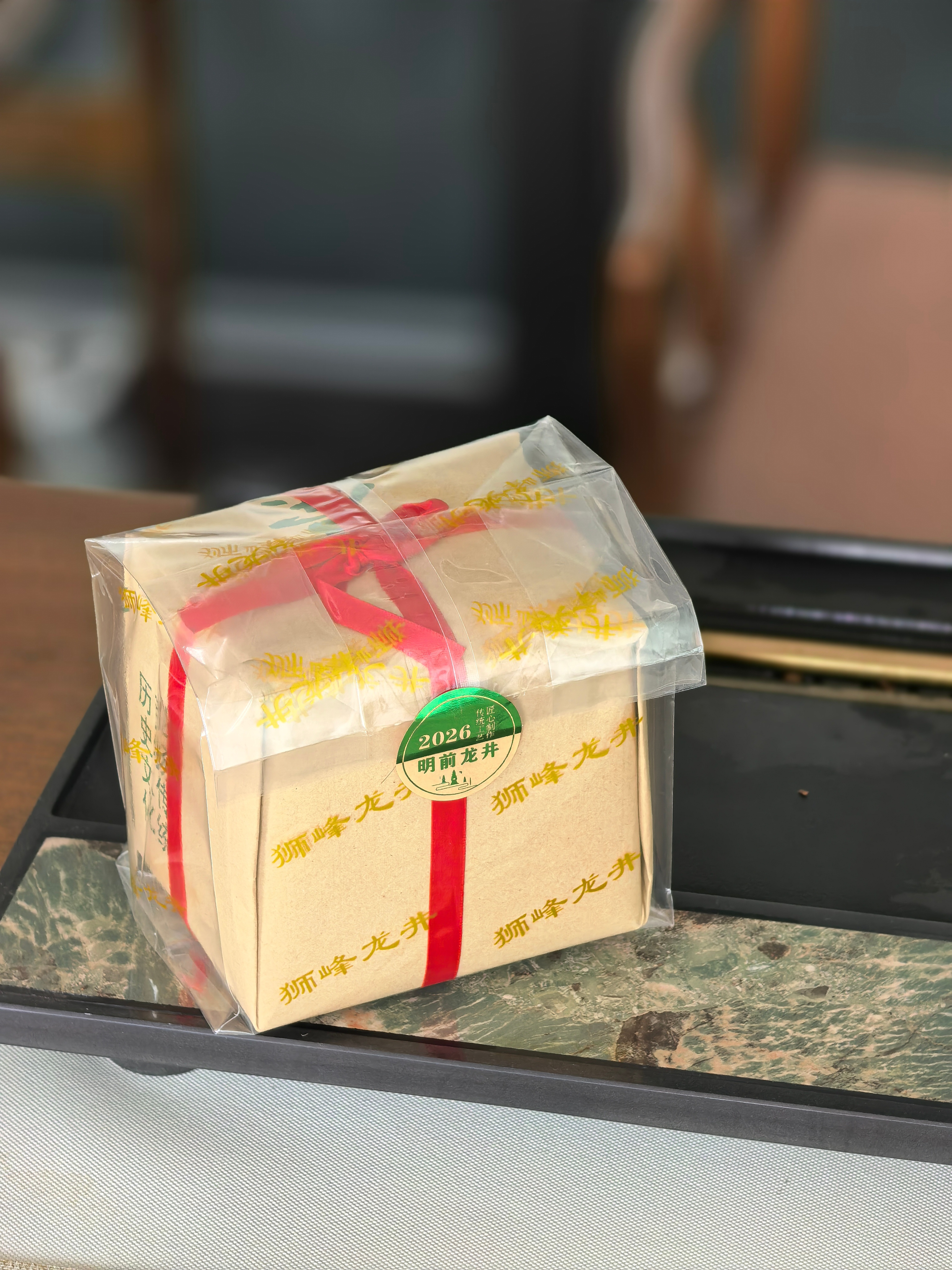 办公室发现两包新茶想起是江南友人所赠感谢江南友人，很会享受色泽嫩绿、不苦不涩，好