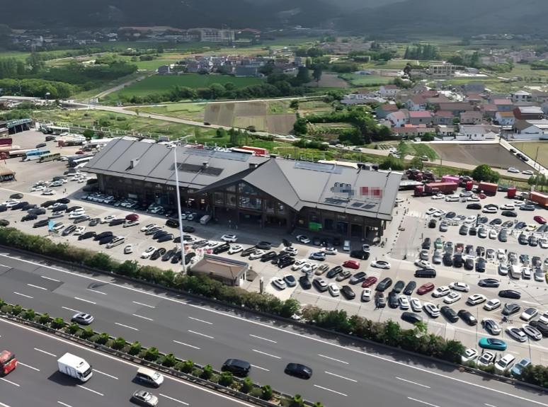 发现了吗？现在的高速服务区很多人下车就是去加个油，上个厕所，洗把脸，接杯开水，很